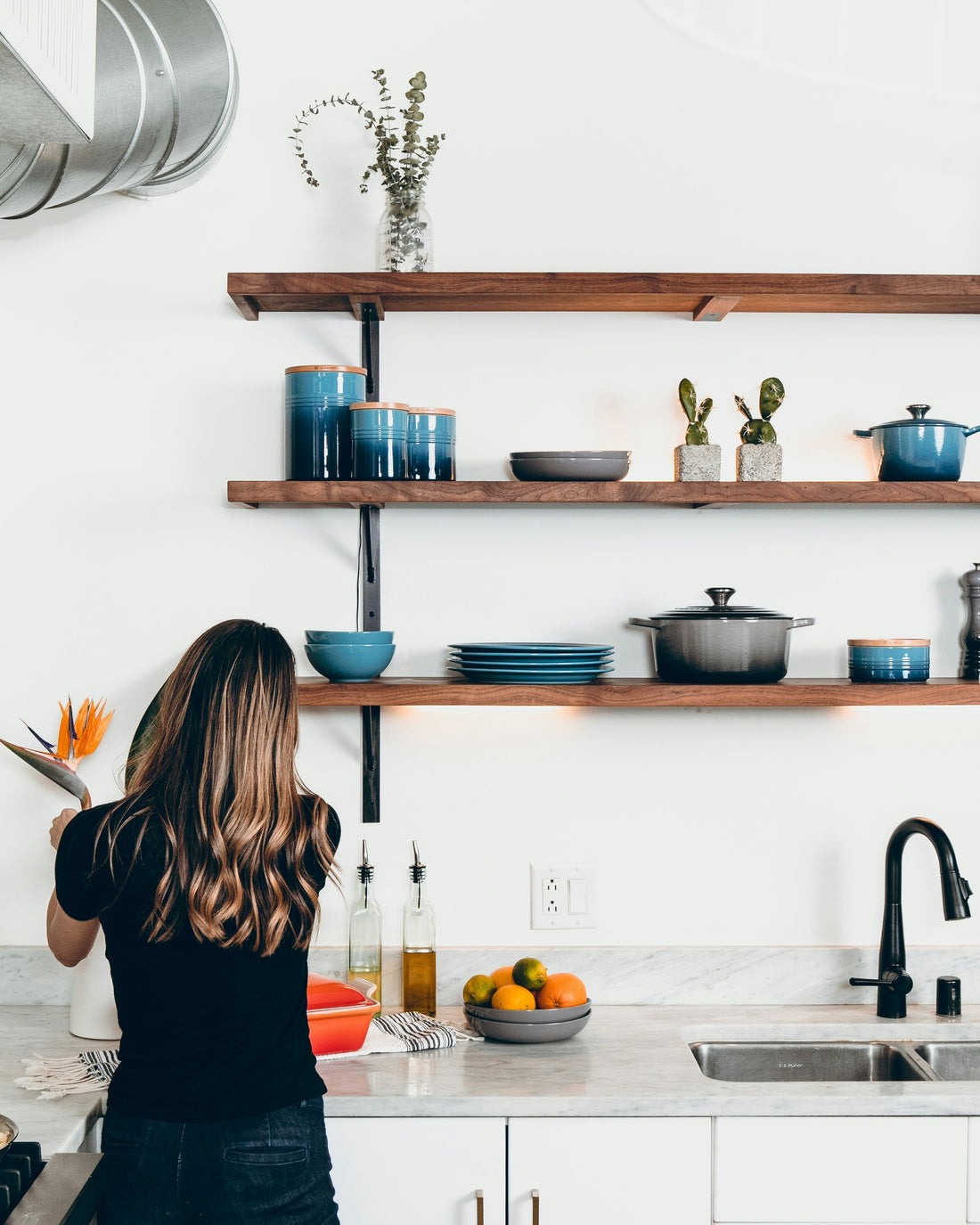 How to Clean Kitchen Worktops Naturally: A Surface-Safe, Low-Waste Routine